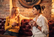 How to be a better friend in a cozy friendship moment